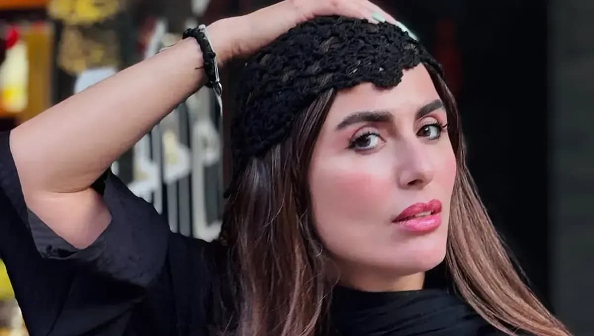 تصاویر جذاب رها خدایاری با تیپ مشکی در اکران فیلم چهل