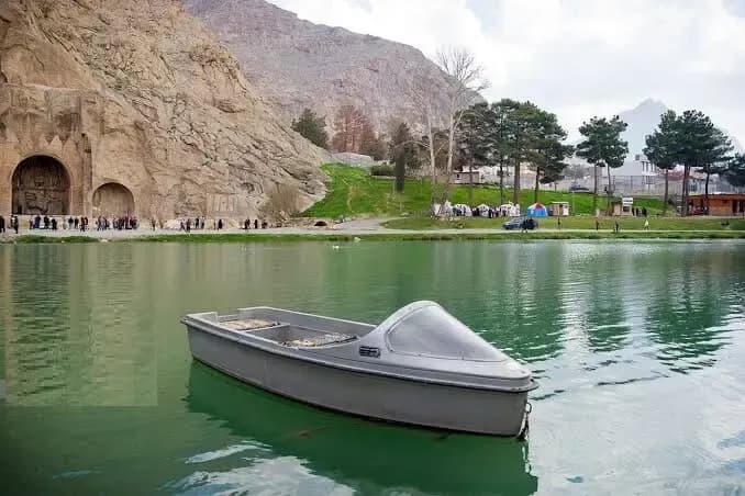 عکس تاریخی مردان قاجاری در حال عبور از رودخانه ای در کرمانشاه