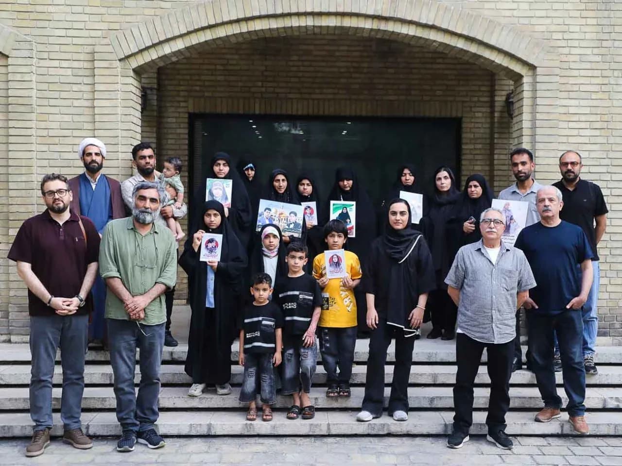 دیدار خانواده شهدای میناب با مربیان و برگزیدگان مدرسهای که میرفتیم در فارابی