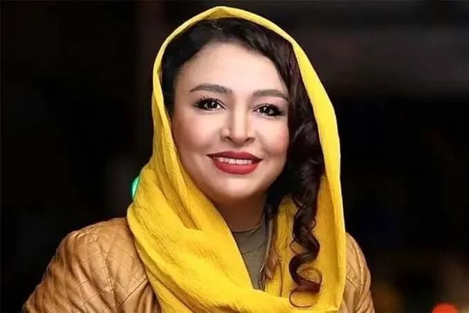 مدل مانتو و کفش مه لقا باقری در یک لوکیشن خاص