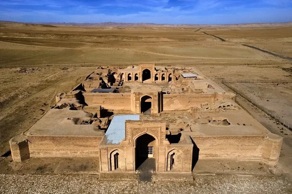عکس تاریخی دوران قاجار؛ زمانی که الاغ ها در کاروانسراها جولان می دادند