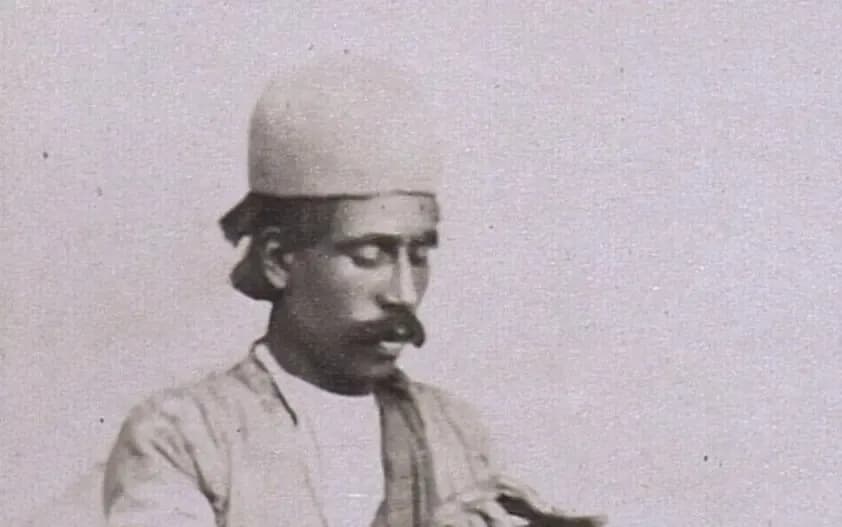 تصویری شگفت انگیز از استاد سلمانی و مشتری دوران قاجار