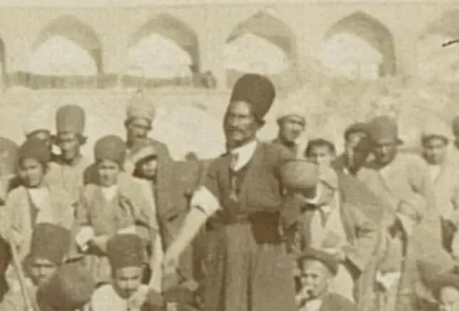 عکس تاریخی از یک شعبده باز در میدان نقش جهان اصفهان دوران قاجار