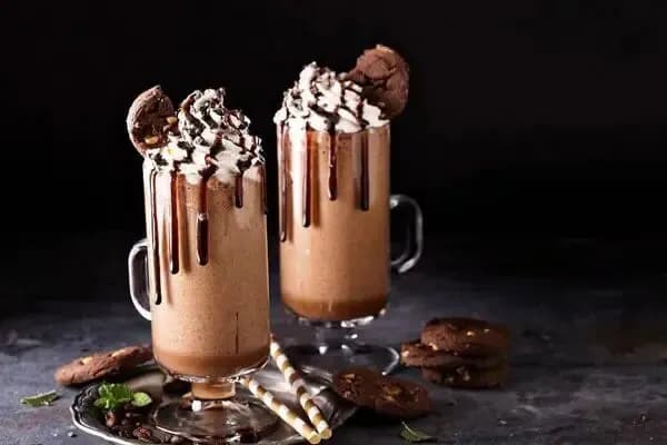 طرز تهیه شکلات گلاسه خانگی؛ نوشیدنی خنک برای روزهای گرم