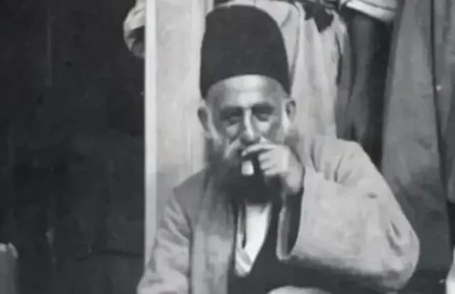 عکس قدیمی از مردان گیلانی در چایخانه ای تاریخی در بازار رشت؛ دوران قاجار