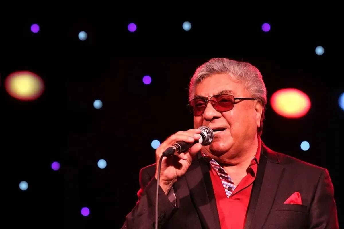عکس دیده نشده از گلپا و خودروی شخصیاش در دهه 40