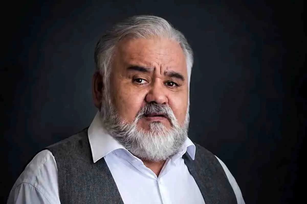 سنگ قبر اکبر عبدی رونمایی شد؛ یادبود مرد هزارچهره سینمای ایران