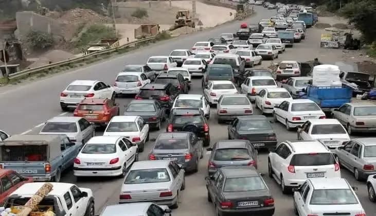 عکس قدیمی تهران قزوین؛ تقابل اتومبیل و الاغ در جادههای برفی