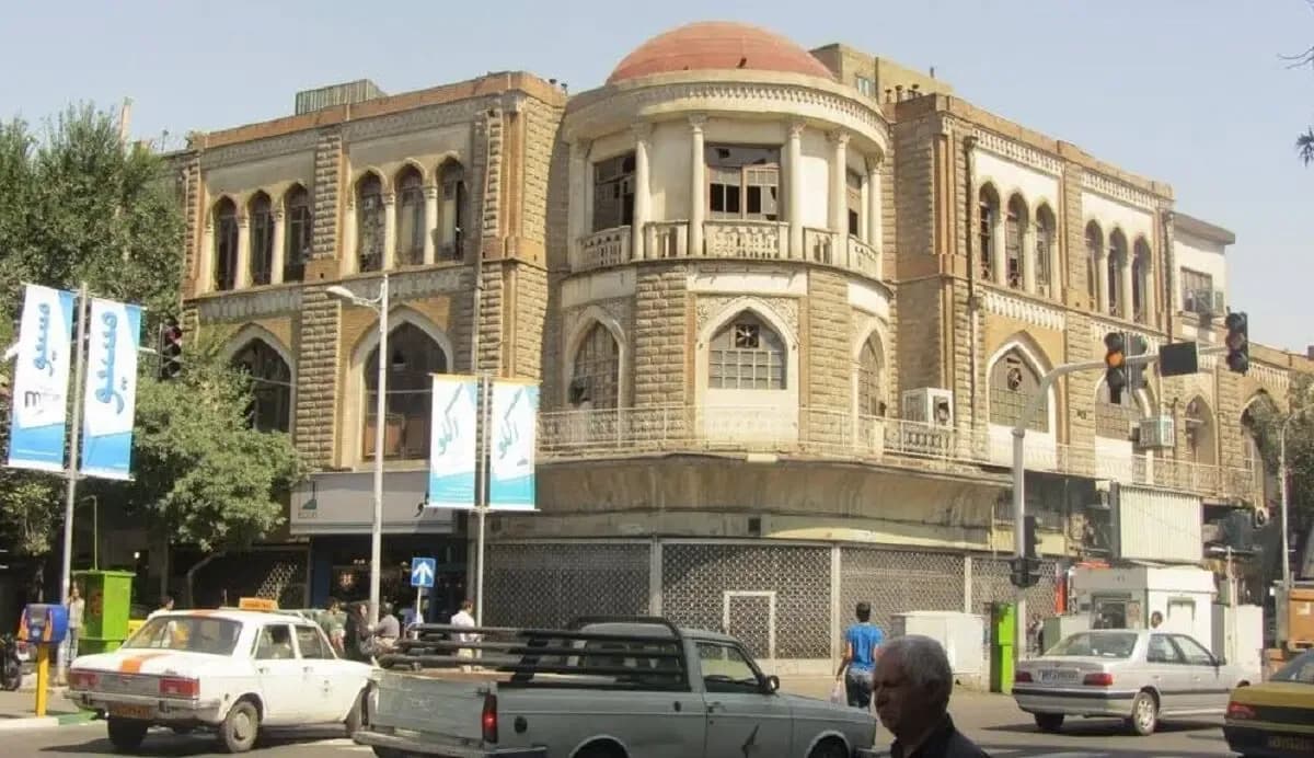گشتوگذار در تهران قدیم؛ تصویری نادر از کافه پارس در لاله زار 90 سال پیش