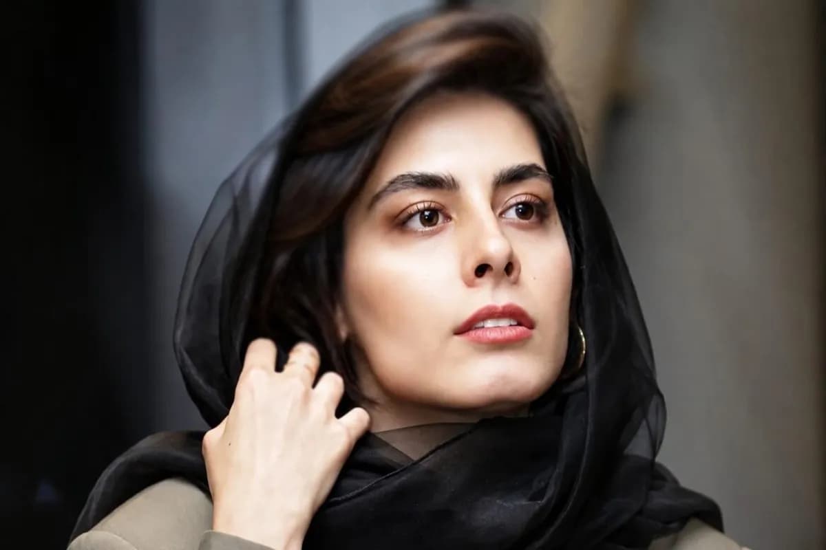 سه بازیگر زن با چهرهای بهتزده در مراسم یادبود مریم همتیان