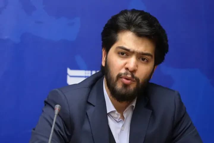 عکس دلنشین؛ همسر دوم و پسر دوم ایرج قادری در کنار مزارش در سال 1401