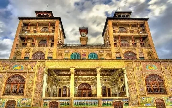 تصویری خاص از اتاقی پر از نقاشی در کاخ گلستان