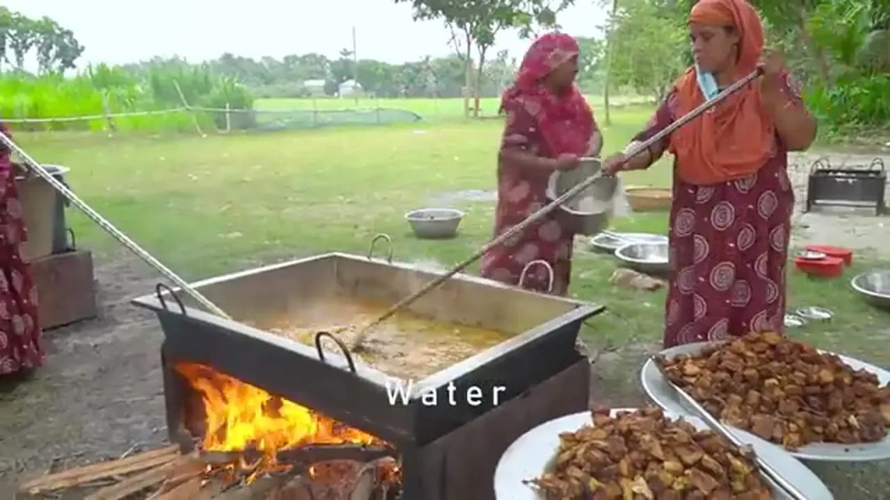 ببینید | آشپزی روستایی بنگلادشی با دو شمشیر ماهی غول پیکر و آب انبه تازه