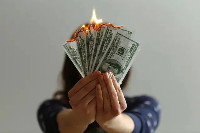 10 اشتباهی که آرام و بیصدا جیب شما را خالی میکند
