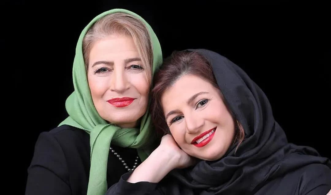 ویدئو | واکنش مادر لیلی رشیدی به نحوه نشستن دخترش