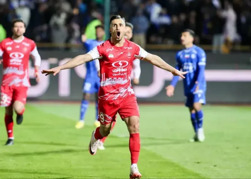 ستاره درخشان پرسپولیس در کنار اسطوره های ماندگار فوتبال ایران!