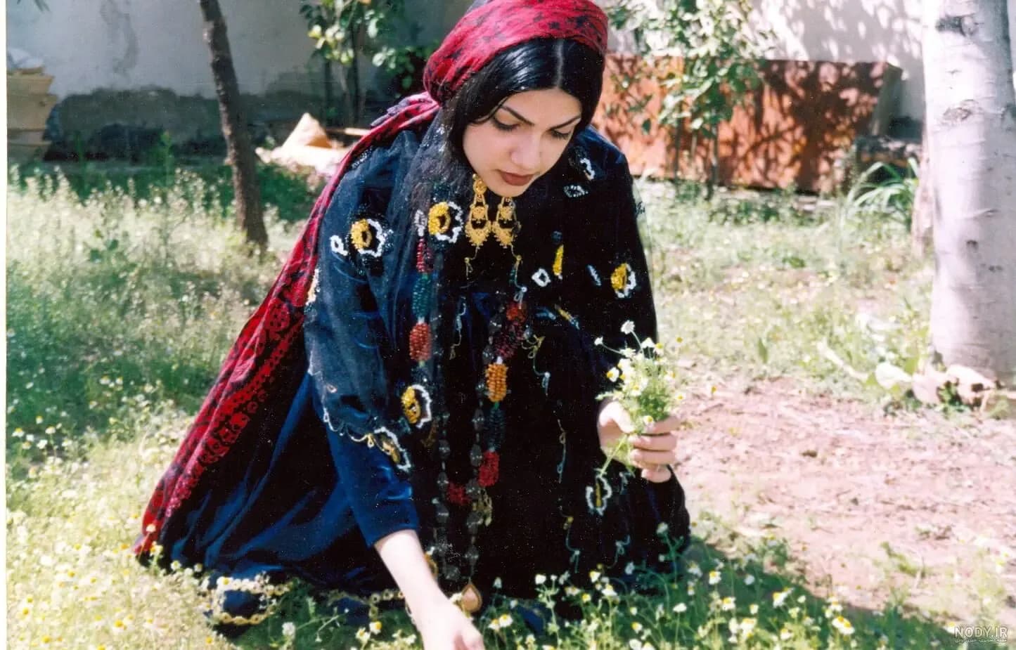 عکس جذاب از دهه 50؛ 7 دختر عشایر با لباس محلی کنار آرامگاه کوروش