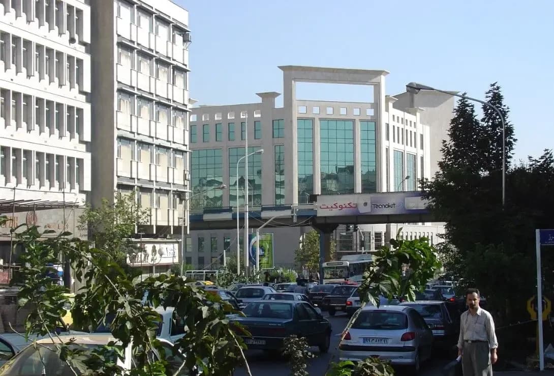 عکس قدیمی از چهارراه کالج؛ عبور درشکهها و دوچرخهها در سال 1312
