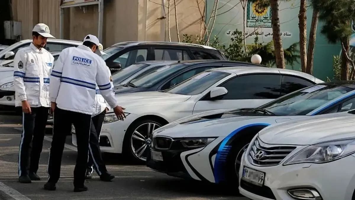 عکس قدیمی از پلیس خانم راهنمایی و رانندگی در تهران؛ یادگاری از سال 49