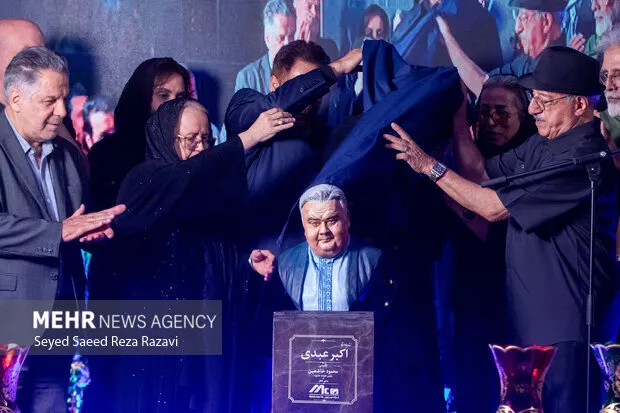 چله نشینی هنرمندان برای اکبر عبدی؛ شب خاص تقدیر از مرد هزارچهره سینما