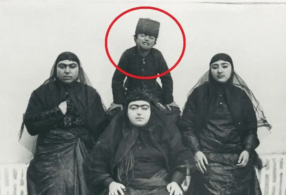 عکس تاریخی ملیجک و خانواده اش؛ رازهای 35 سال بعد از مرگ ناصرالدین شاه