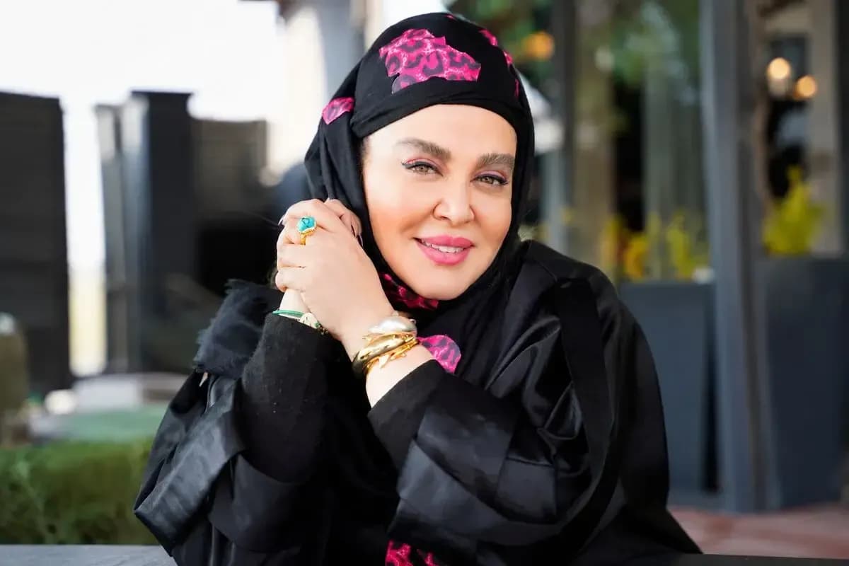 تصاویر تتوهای جدید بهاره رهنما روی دست در مراسم چهلم اکبر عبدی