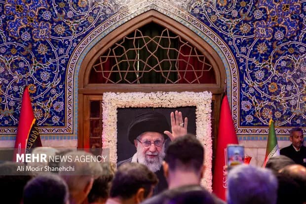 طنین شعار استکبارستیزی در کنار آرامگاه نورانی شهید بزرگ ایران