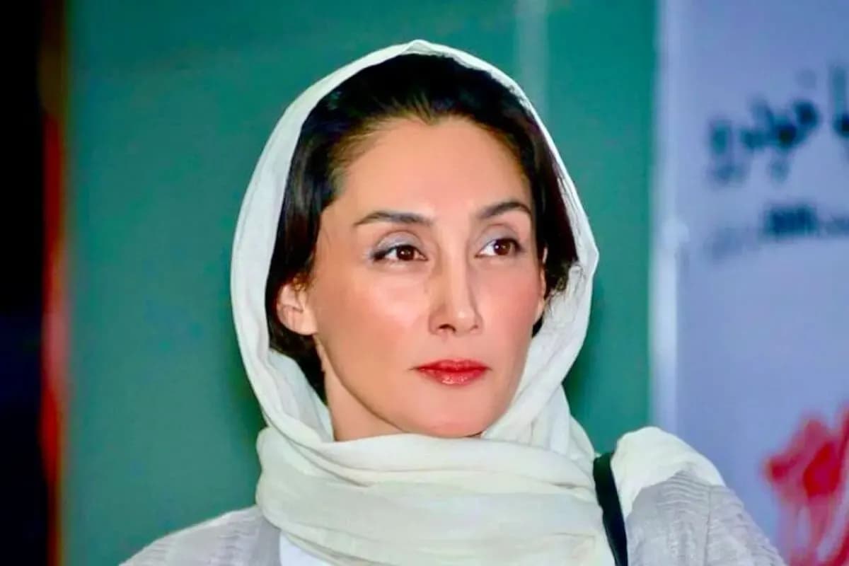 عکس قدیمی از گفتگو مهناز افشار و هدیه تهرانی در حاشیه یک نمایش در سال ۹۱