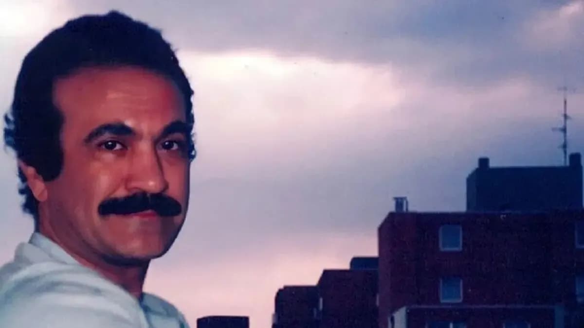 عکس قدیمی فریدون فرخزاد در حال استراحت روی مبل؛ تصویری از دهه 50