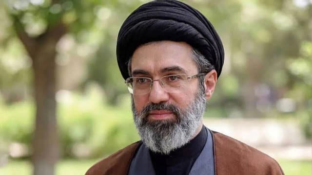 عکس حضور رهبر انقلاب در جلسه اولیا و مربیان مدرسه فرزندشان