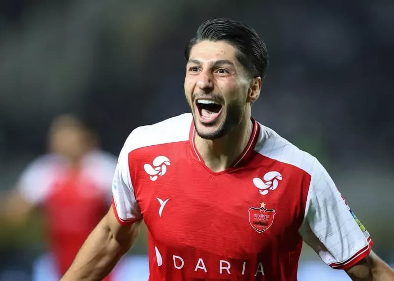 ستاره پرسپولیس در جستجوی بلیط سفر به ریاض؛ عکس