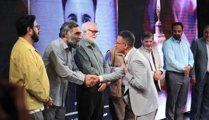 اعطای نشان ملی پارسی جان به بنیان گذار گنجور