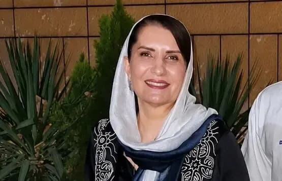 عکس قدیمی فریبا کوثری در 26 سالگی با چادر در بازار اصفهان؛ سفر به سال 71