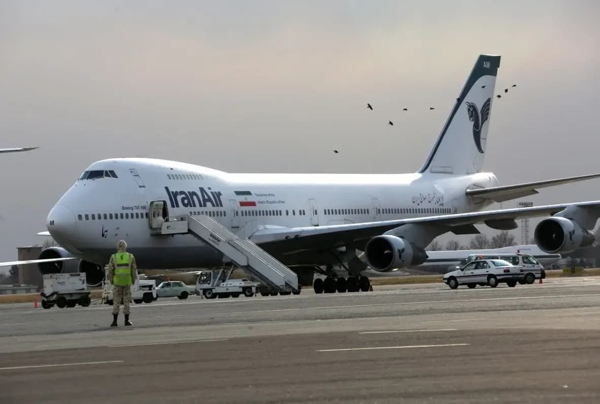 عکس نوستالژیک از سه مهماندار زن خارجی کنار هواپیمای ایران ایر در تهران؛ دهه ۵۰