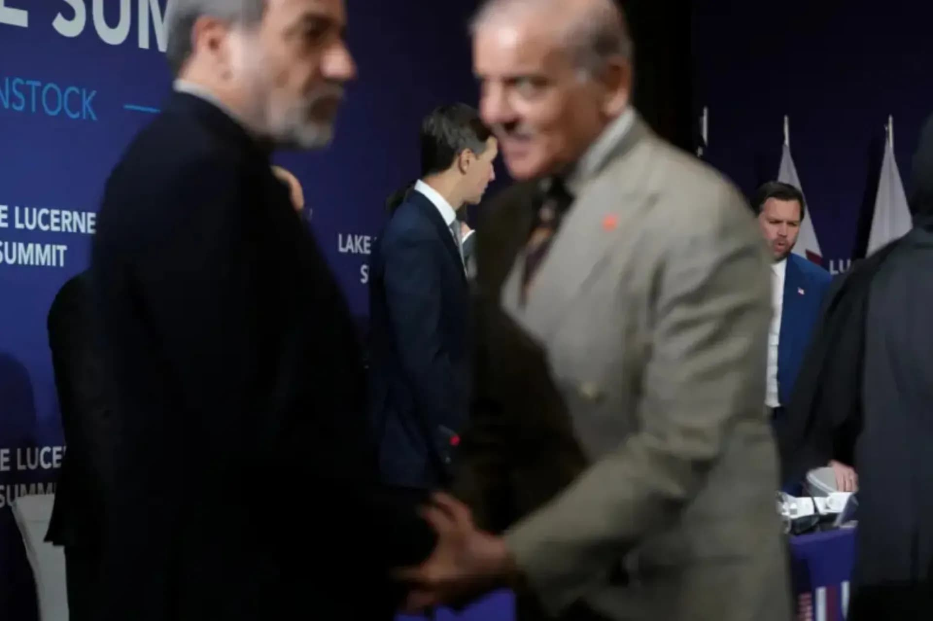 گزارش گاردین از آخرین تحولات دیپلماتیک ایران و آمریکا؛ تهران ادعای کنار گذاشتن پیش شرط ها را رد کرد