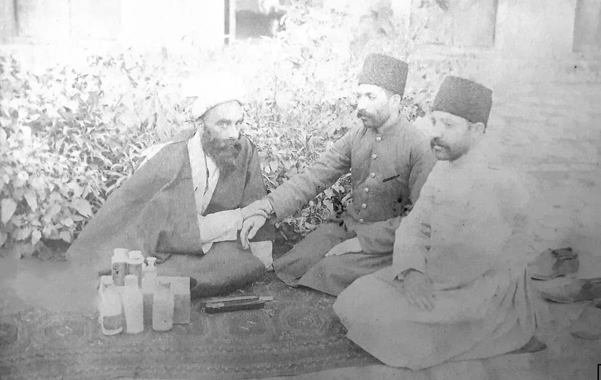 عکس تاریخی از معاینه رایگان چشم یک پیرمرد بیمار در سال 1313