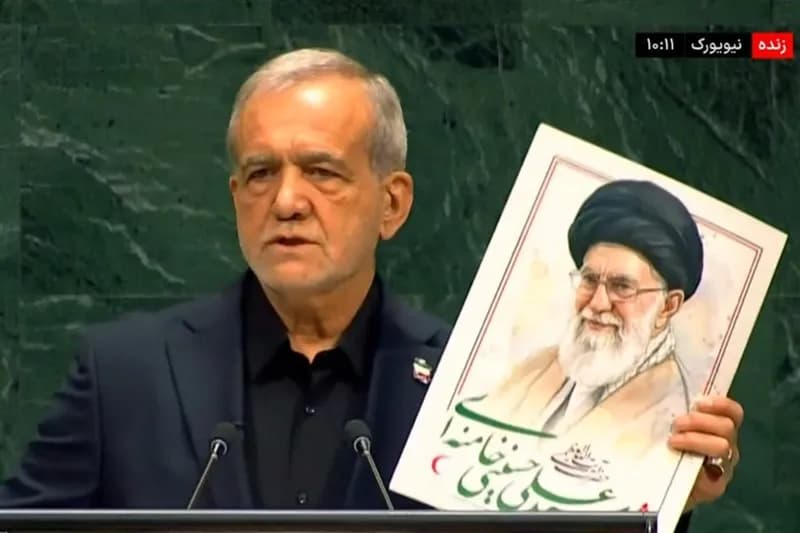 پزشکیان در سازمان ملل عکس امام شهید و کودکان میناب را بالا برد