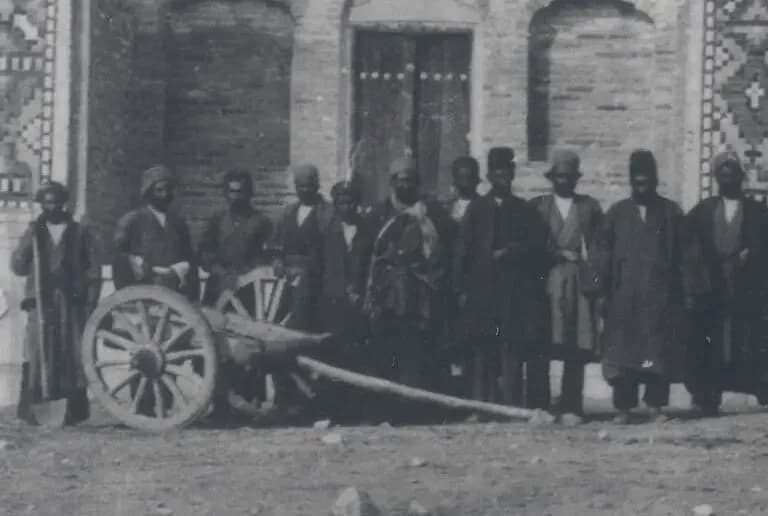 عکس تاریخی از کاروانسرای منظریه قم؛ یادگاری بناها و کارگران در دوران قاجار
