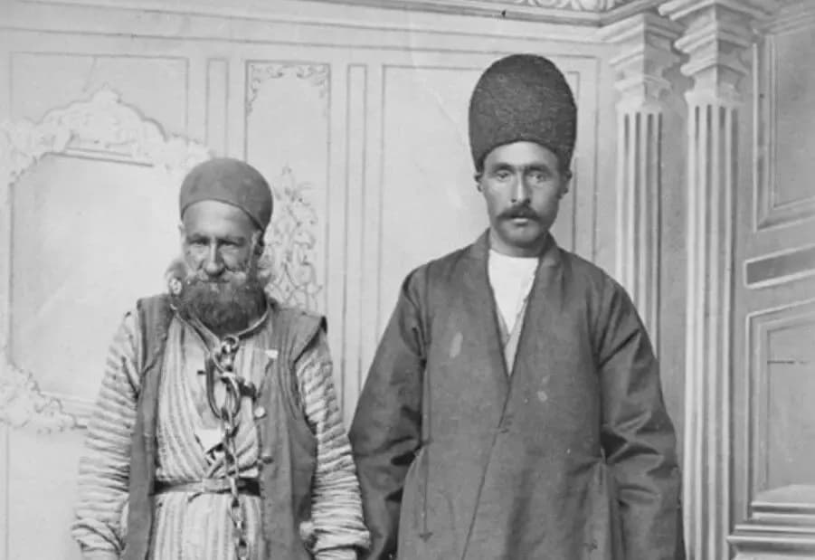 عکس تاریخی از سفر زمان؛ گروه دزدان در غل و زنجیر ماموران نظمیه در دوره قاجار