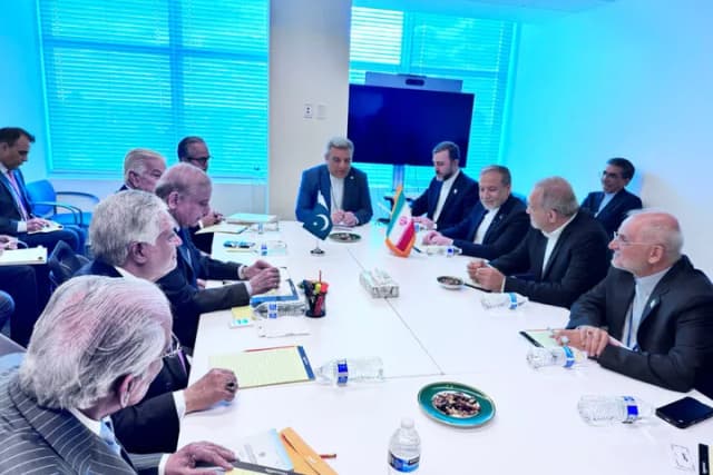 دیدار پزشکیان با نخست وزیر پاکستان؛ تاکید بر گسترش روابط دو کشور