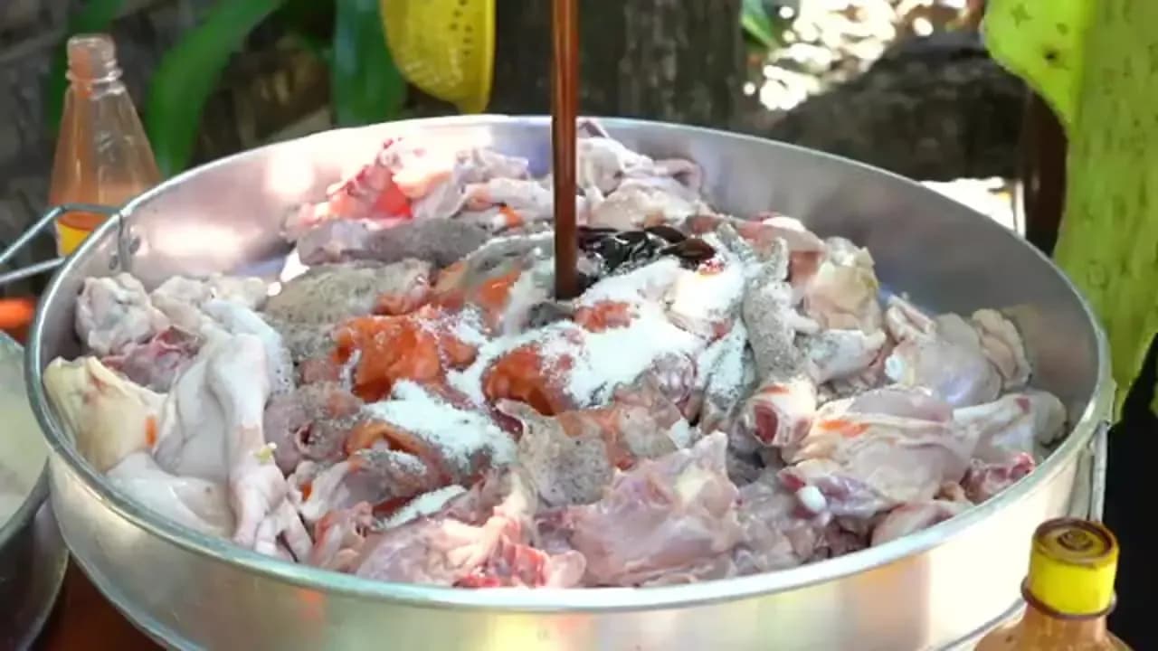 ببینید: غذای روستایی کامبوج با مرغ، پیاز و تخم مرغ چگونه پخته می شود؟