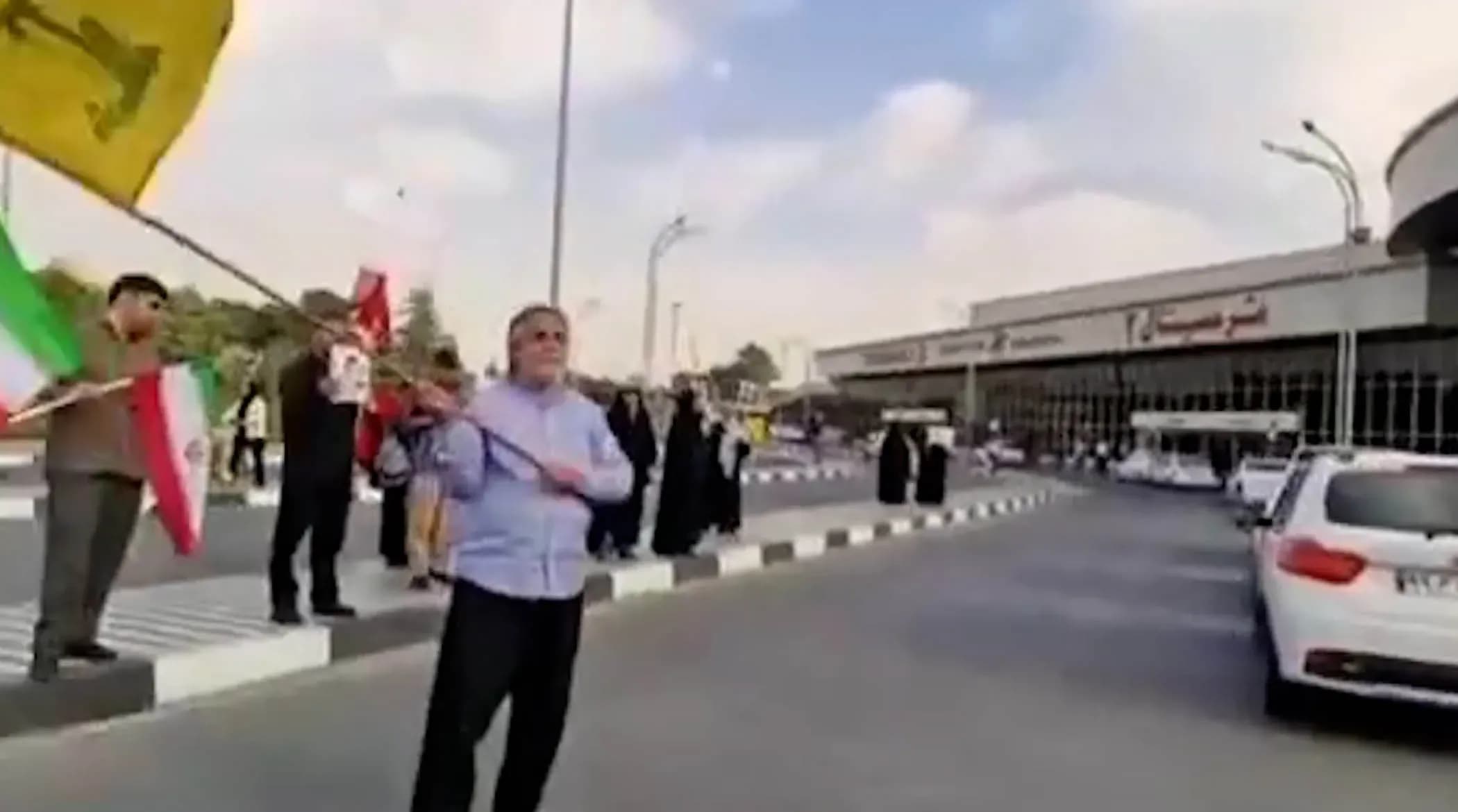 شعار سوپر انقلابی ها در فرودگاه مهرآباد علیه پزشکیان و عراقچی؛ جزئیات