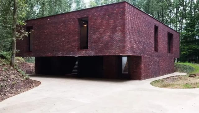 تصاویر خانه ای در دل جنگل؛ معماری خلاقانه در زمینی با شرایط دشوار