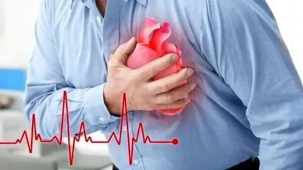نشانه های هشدار سکته قلبی؛ از درد قفسه سینه تا تعریق سرد