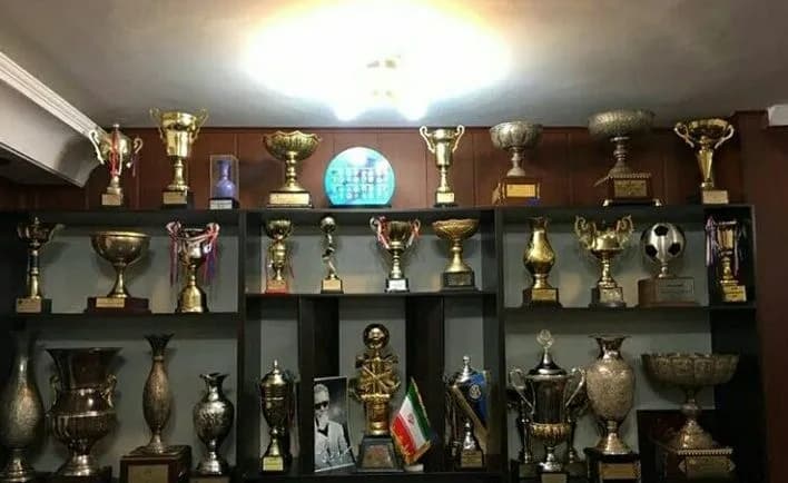 برای زنوزی هواپیمای چارتر آماده می کنیم تا جام های استقلال را از نزدیک لمس کند