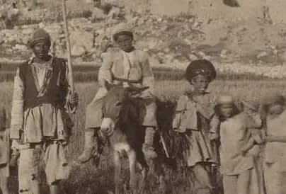 عکس تاریخی از ۱۳۵ سال پیش؛ زندگی مردان، زنان و کودکان آذربایجانی در مزرعه