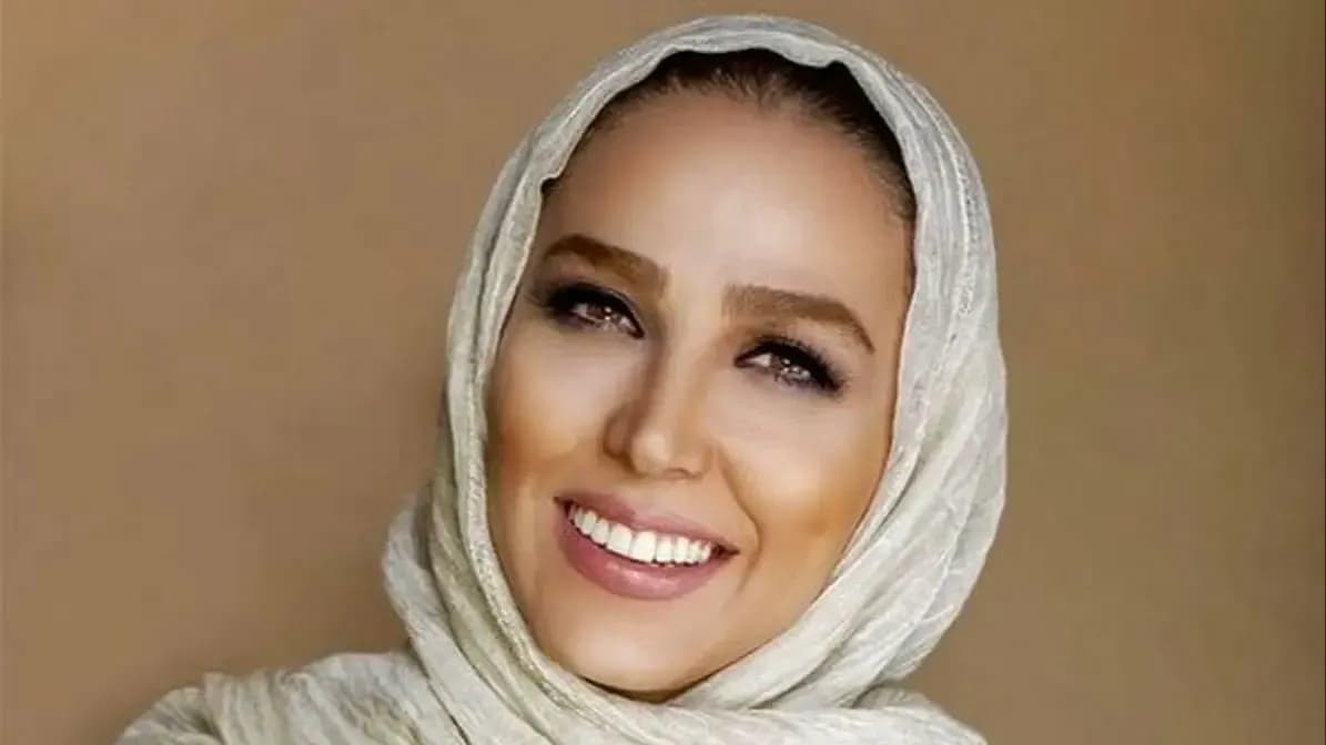 عکس خلاقیت تحسین برانگیز سوگل طهماسبی برای تولد مادر و خواهرش با کیک قرمز