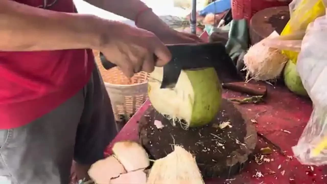 ببینید؛ غذای خیابانی در کامبوج و پوست کندن حرفه ای نارگیل در پنوم پن