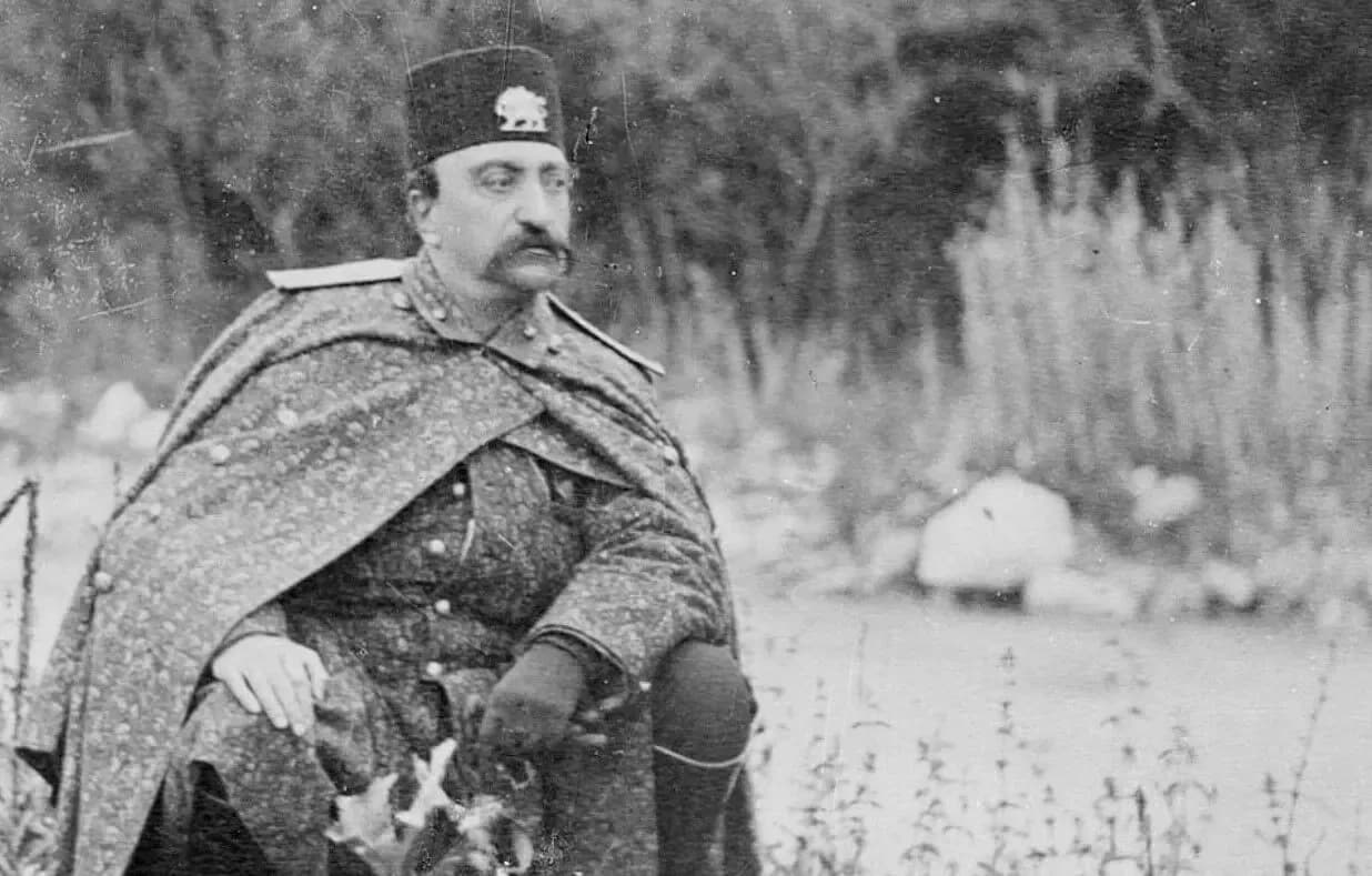 عکس قدیمی ناصرالدین شاه قاجار در جوانی با کلاه بلند و بالاپوش خزدار