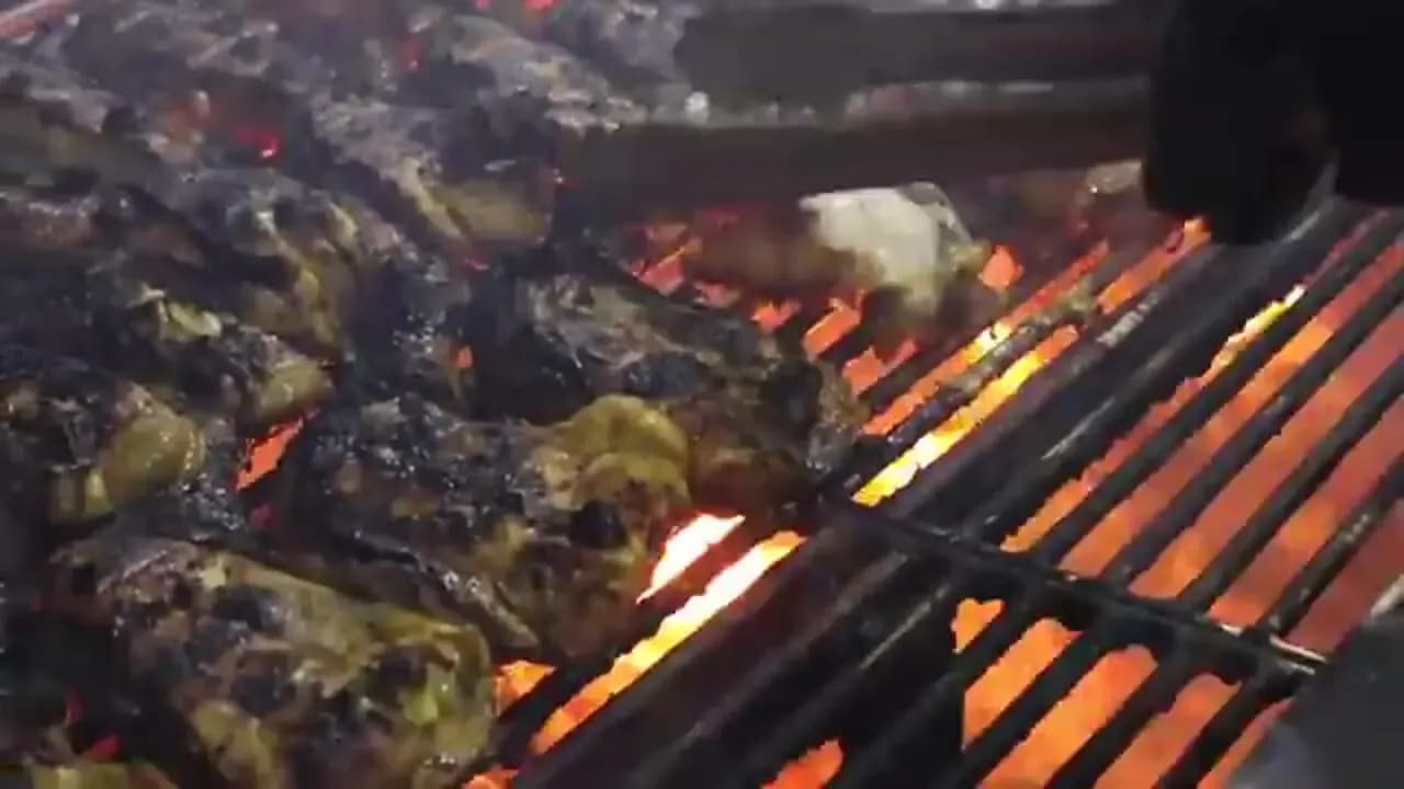 ببینید: غذای خیابانی در مالزی؛ مرغ کبابی با برنج و نارگیل پخته شده در بامبو